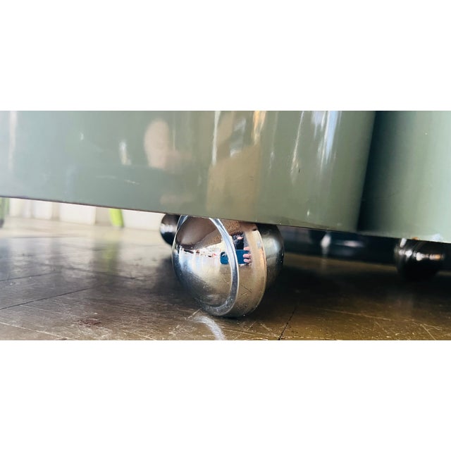 Vintage Mid Century Glam Era Rolling Side Tables Laminate, Pair For Sale In New York - Image 6 of 14