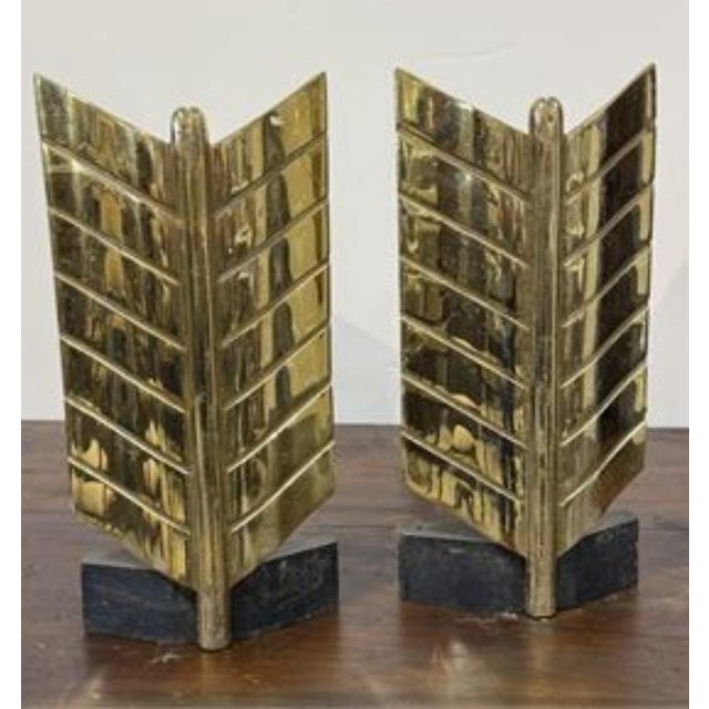 1950s Exceptional Donald Deskey “Arrow Fletching” Brass Andirons for Bennett — Rare Mid-Century Modern Design, Circa 1950 For Sale - Image 5 of 5
