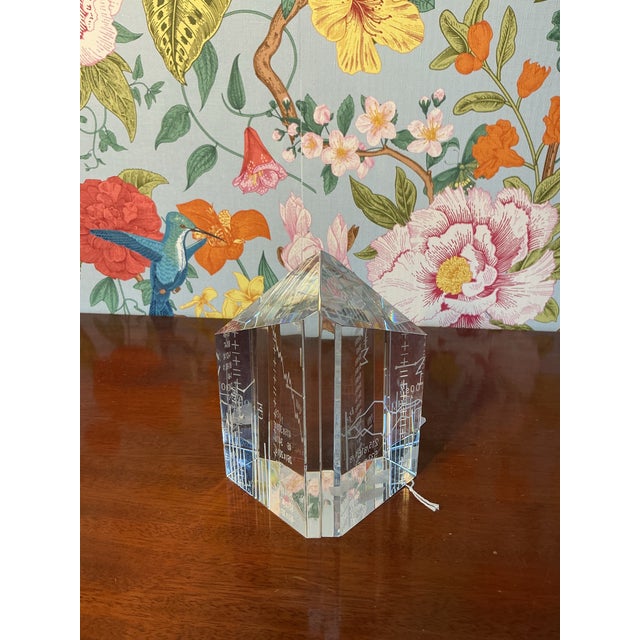 A striking “Wall Street” piece by Steuben, exemplifying the brand’s renowned craftsmanship and timeless elegance. With its...