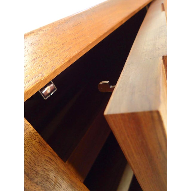 Mid-Century Gentleman's Chest by Widdicomb For Sale In New York - Image 6 of 9