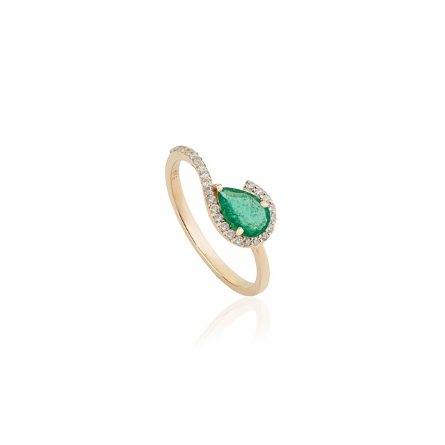 Modernist Pear Shape Emerald & Diamond Halo Ring in 14k Yellow Gold Size 8 For Sale - Image 4 of 17