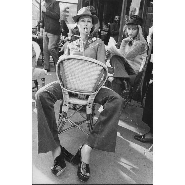 Gökşin Sipahioğlu, Women in Paris at the Café Aux Deux Amis, 1970, Black & White Photograph For Sale - Image 3 of 3