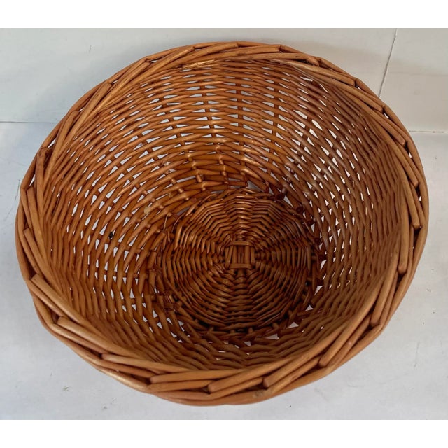 Nice vintage sturdy wicker round basket