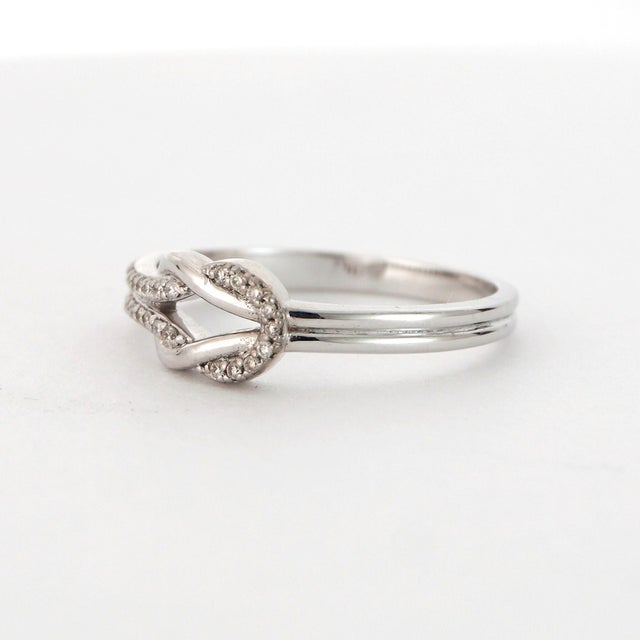 18k White Gold Knot Ring With Round White Diamonds Size 7 For Sale - Image 11 of 18