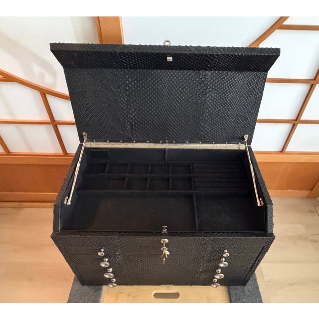 Animal Skin Elisabeth Weinstock Large Black Bespoke Snakeskin 4-Drawer Luxury Jewelry Chest / Case - Rare For Sale - Image 7 of 16