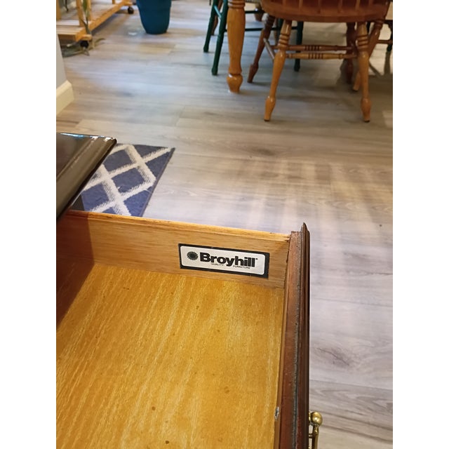 1980s 1980s Broyhill Side Table For Sale - Image 5 of 8