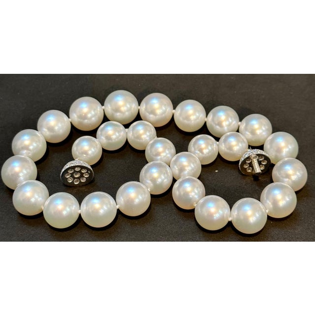 Op Art 13-16 mm White South Sea Round Pearl Necklace - AAA Quality, 27 P, Diamond Ball For Sale - Image 3 of 18