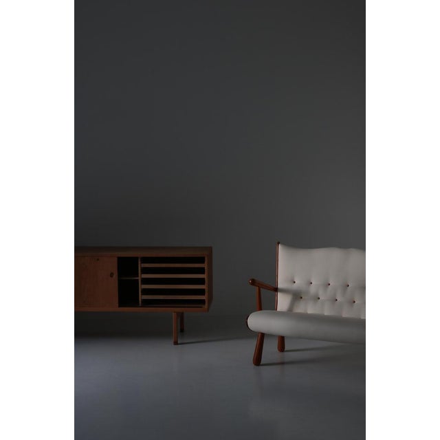 Swedish Cabinetmaker Sofa in Pinewood & White Vägen Linen for Svenskt Tenn, 1940s For Sale - Image 18 of 18