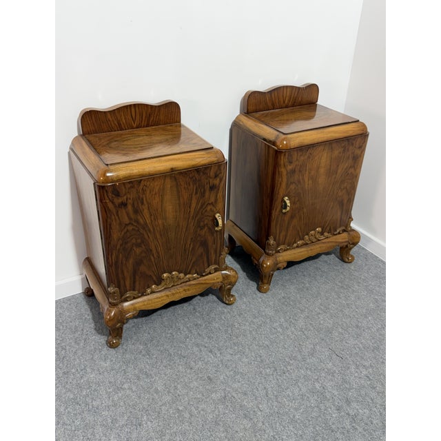 Set of 2 Italian Art Deco bedside tables, 1940 Storage compartment with door and drawer on the front. Walnut. Good...
