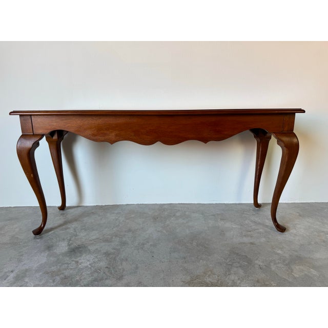 This elegant vintage Queen Anne-style console table by Thomasville showcases the timeless beauty of traditional...