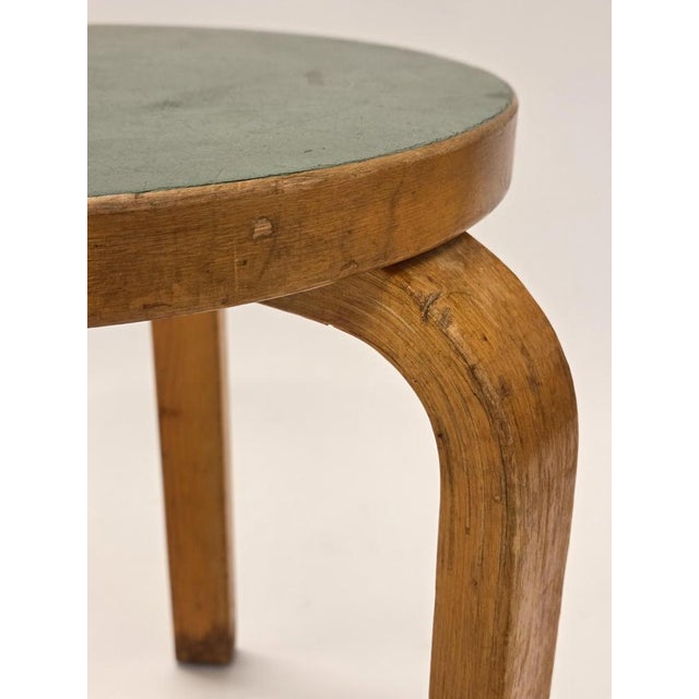 Wood Stool 60 in Green Linoleum by Alvar Aalto for Artek, 1950s For Sale - Image 7 of 13