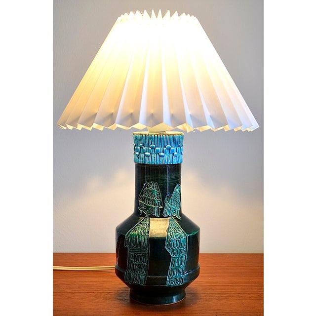 Beautiful ceramic table lamp by aldo londi for the italian manufacturer bitossi, in a rare figurative design brownish...