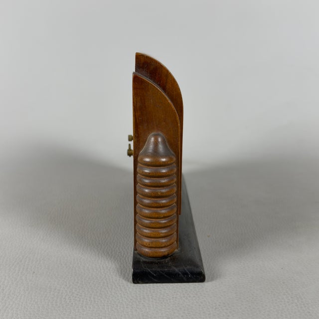 A piece of great refinement and absolute rarity, ideal for collectors of vintage clocks or to enhance desks and furniture...