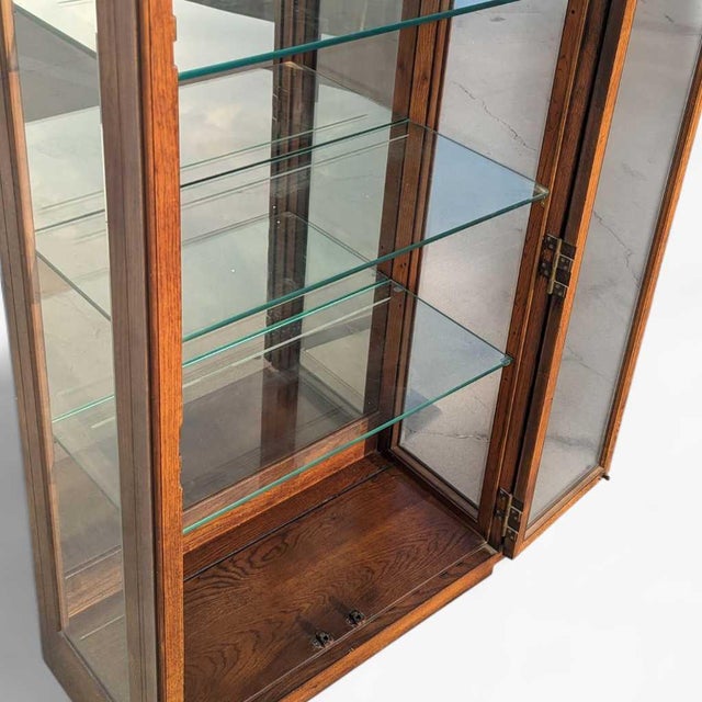 Henredon Mid-Century Oak & Brass Lighted Curio Cabinet by Henredon, 1970s For Sale - Image 4 of 15