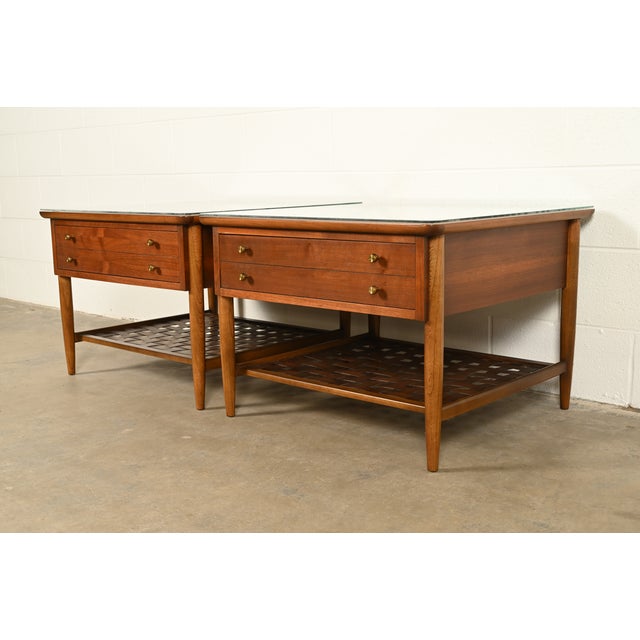 A sleek and stylish pair of Mid-Century Modern nightstands, end tables, or side tables In the manner of Paul McCobb By...