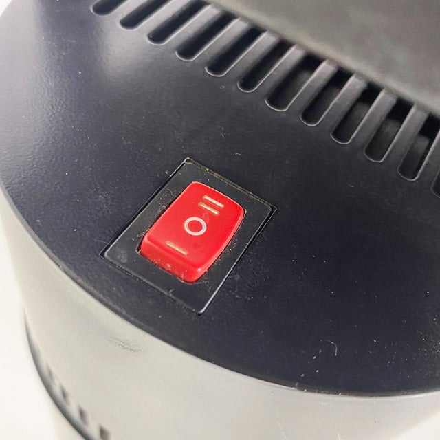 I talian Modern Tizio Table Lamp in Black Metal attributed to Richard Sapper for Artemide, 1979 For Sale - Image 14 of 17