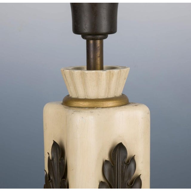 1940s Table Lamp in White Lacquered Wood and Brass Leaves from Osvaldo Borsani, 1940s For Sale - Image 5 of 16