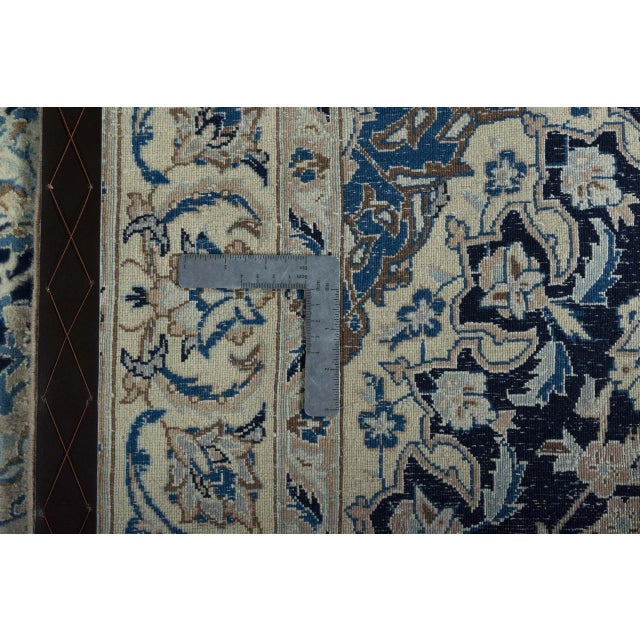 Hand-Knotted Oriental Rug in Wool For Sale - Image 11 of 12