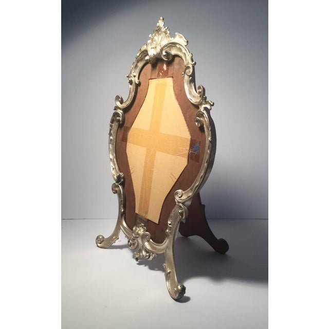 Mid 20th Century Hollywood Regency Large Italian Rococo Easel Back Table Mirror in Silver Metal For Sale - Image 5 of 5