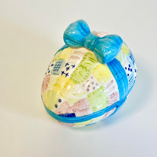 1970s Vintage Boho Chic Americana Folk Art Ceramic Easter Eggs Box, Quilt & Bow Design For Sale - Image 12 of 18