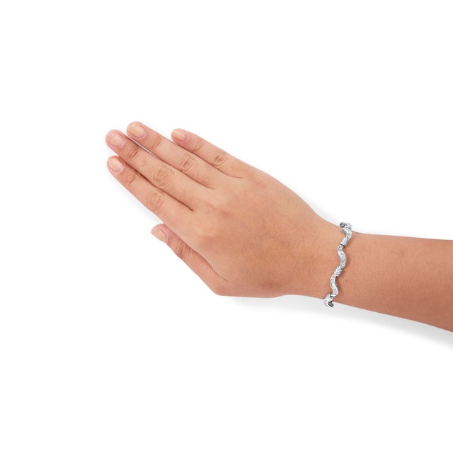 Early 21st Century 14K White Gold 2.00 Cttw Baguette-Cut Spiral Link 7" Bracelet (G-H Color, SI1-SI2 Clarity) For Sale - Image 5 of 6
