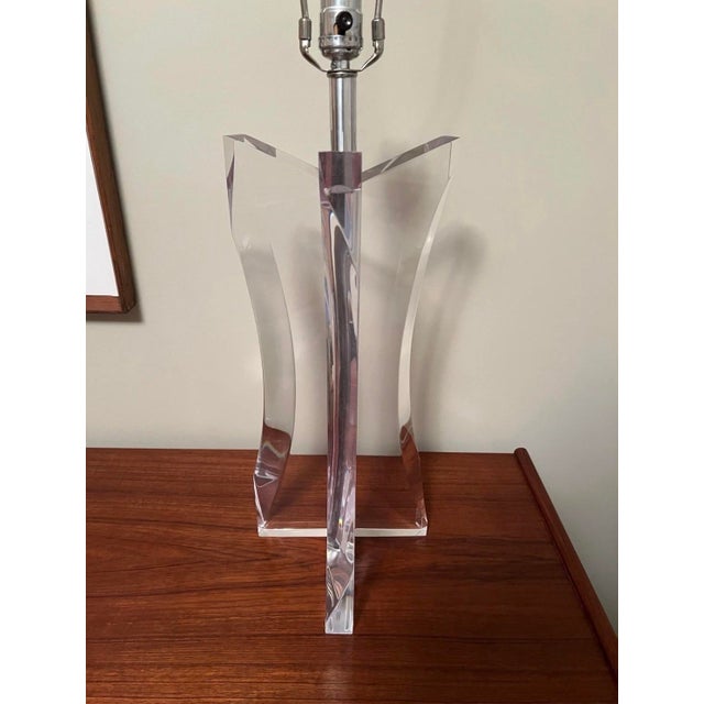 Herb Ritts Astrolite Hollywood Regency clear Lucite Acrylic Tripod Tri-Fin Table Lamp 1970s Tested and works perfectly....