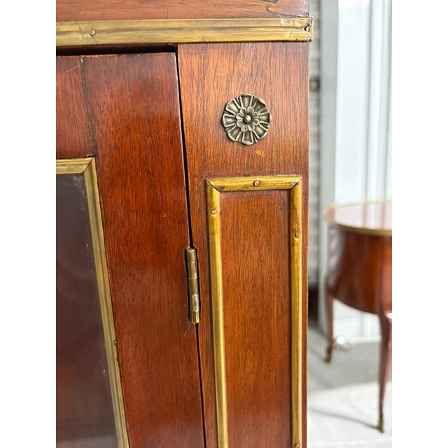 Brass Napoleon III Style Mahogany French Glass Display Cabinet With Decorative Brass Gallery, Late 19th Century For Sale - Image 8 of 10