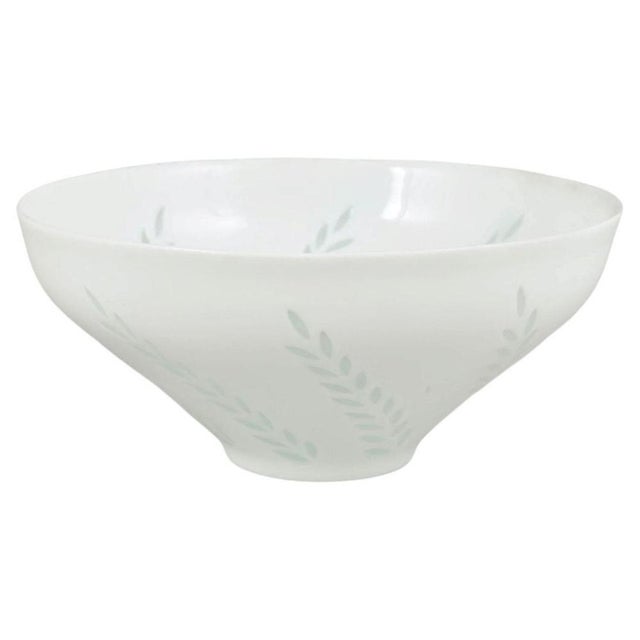 Large Bowl in White Porcelain with Leaf Motif by Friedl Holzer-Kjellberg For Sale - Image 5 of 5