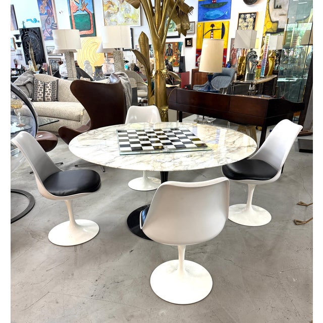 Set of 4 Eero Saarinen for Knoll Tulip Chairs in White & Black Leather For Sale - Image 12 of 18