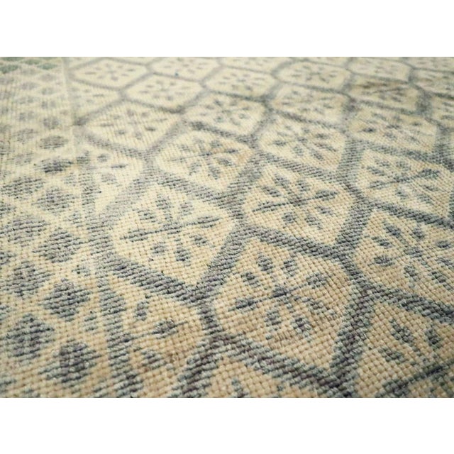 Galerie Shabab Collection Mid-20th Century Handmade Turkish Anatolian Throw Rug For Sale In New York - Image 6 of 10