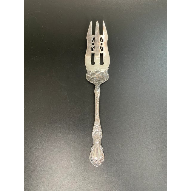 Presenting an antique Wallace Silver Floral 1902 silverplate cake serving fork. This exquisite piece, crafted in 1903,...