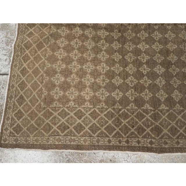 Galerie Shabab Collection Mid-20th Century Turkish Sivas Accent Rug For Sale - Image 4 of 7
