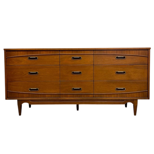 1970s Mid-Century Modern Matching Dresser Set by Hooker Furniture - 9-Drawer Low Dresser & 5-Drawer Highboy For Sale - Image 11 of 11