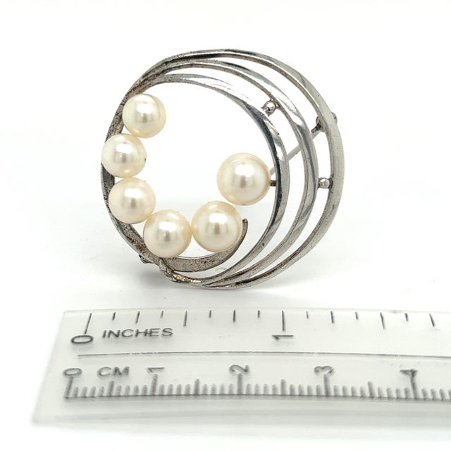 White 1990s Mikimoto Estate Akoya Pearl Brooch Pin Sterling Silver For Sale - Image 8 of 9