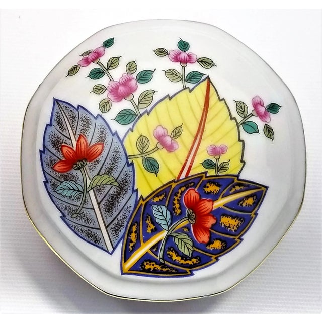 Offering a vintage Chinese porcelain tobacco leaf trinket box, signed and labeled. This box is made by Mann Fine China,...