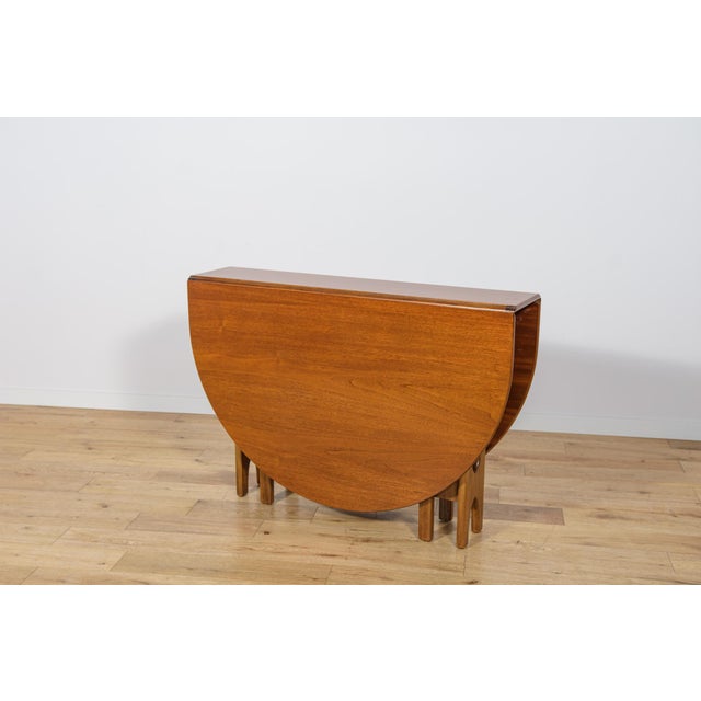 The extendable table made of teak wood was produced in the 1960s in the British factory Jentique. A table with an elegant...