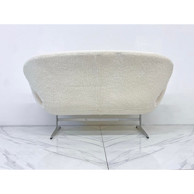 1960s Arne Jacobsen Fritz Hansen Swan Sofa Settee, 1960's in Real Canadian Sheepskin For Sale - Image 5 of 5