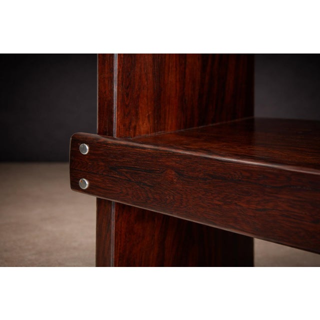Sergio Rodrigues Brazilian Modern Bookshelf in Rosewood, Sergio Rodrigues, C. 1968 For Sale - Image 4 of 15
