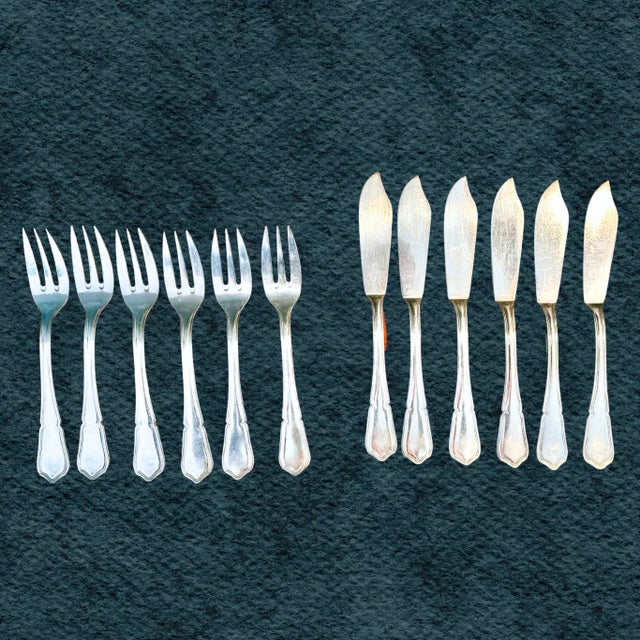 Gorgeous French cutlery service for fish/flatware/dinnerware consisting of 12 pieces, this model is a classic of French...