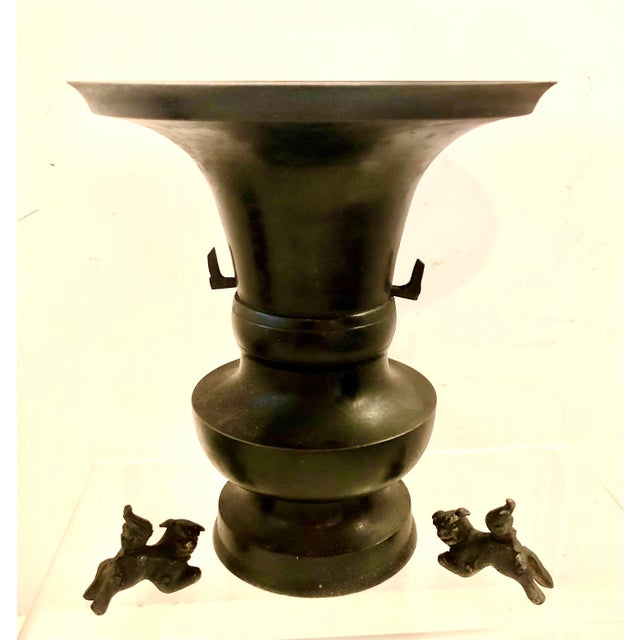 Bronze 19th Century Meiji Japanese Chinese Asian Bronze Metal Vase Foodogs Handles Antique Vintage For Sale - Image 8 of 10