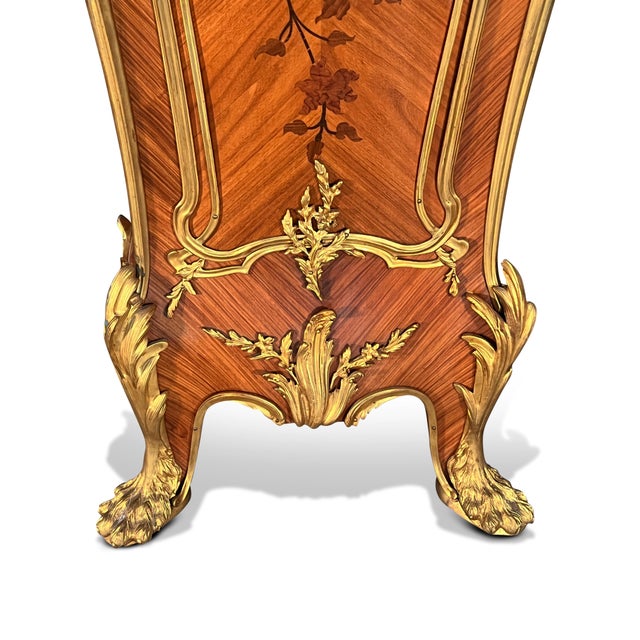 French Louis XV Ormolu Mounted Pedestals After François Linke Pair Marble Top For Sale - Image 4 of 4