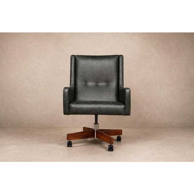 “Holperin” Executive Armchair in Green Leather & Brazilian Rosewood, Sergio Rodrigues for Oca, Brazil, 1962 For Sale - Image 12 of 18