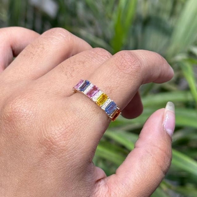 2.03 Carat Rainbow Sapphire & Diamond 14k Gold Band Ring Size 9 For Sale In New York - Image 6 of 15