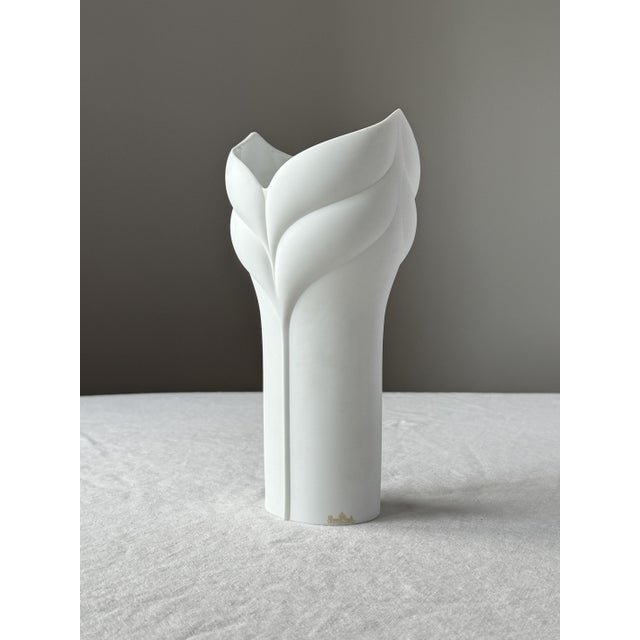 Elegant designer vase by the renowned brand Rosenthal – Calla Series, designed by Uta Feyl. Produced in Germany at the...