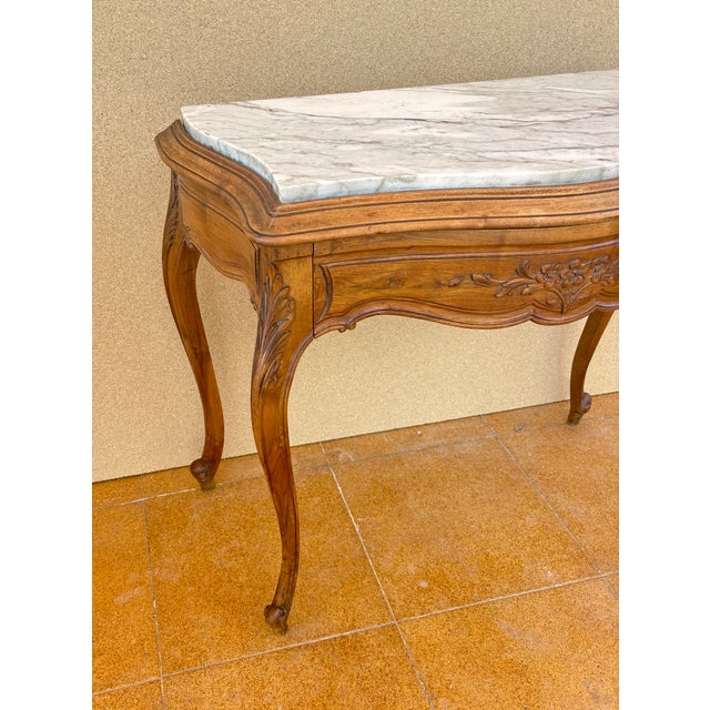 1940s Pair of French Louis XV Style Wood Side Tables With Marble Tops For Sale - Image 10 of 11