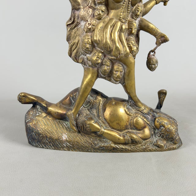 Metal Artigianale, Antica Scultura In Bronzo Divinità Indù Kali Su Shiva Esposizione XX Sec., Bronze For Sale - Image 7 of 14