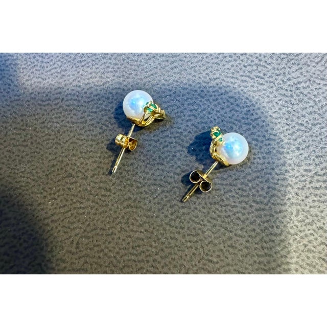 Akoya Pearl Stud Earring with Tiny Diamond & Emerald in 18 Karat Yellow Gold For Sale - Image 4 of 18