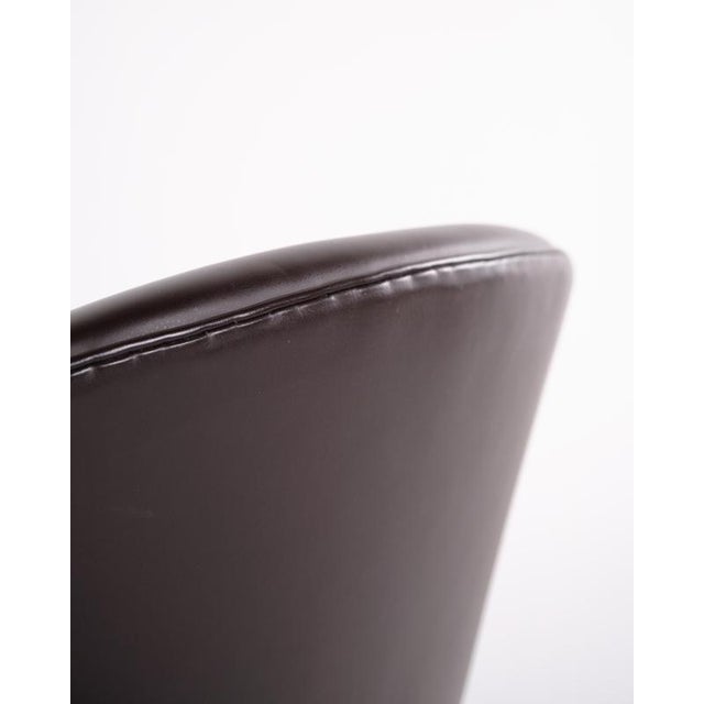 Swan Chair in Dark Brown Leather by Arne Jacobsen and Fritz Hansen, 2007 For Sale - Image 10 of 14