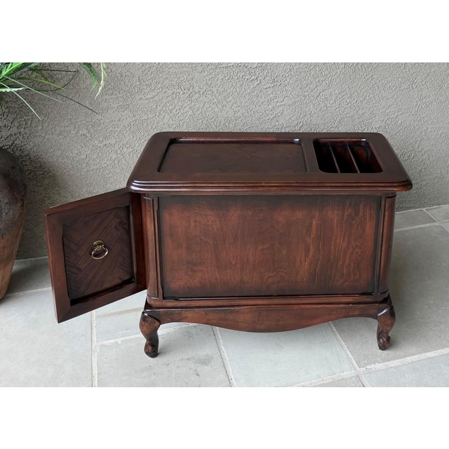 Mid 20th-Century French Provincial-Style Mahogany Chairside/Bedside Cabinet & Media Storage Table For Sale - Image 17 of 18