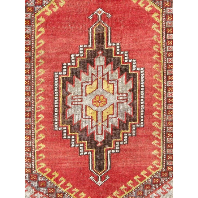 This antique Turkish Sivas rug is a beautiful example of traditional craftsmanship. Handwoven from high-quality wool, it...